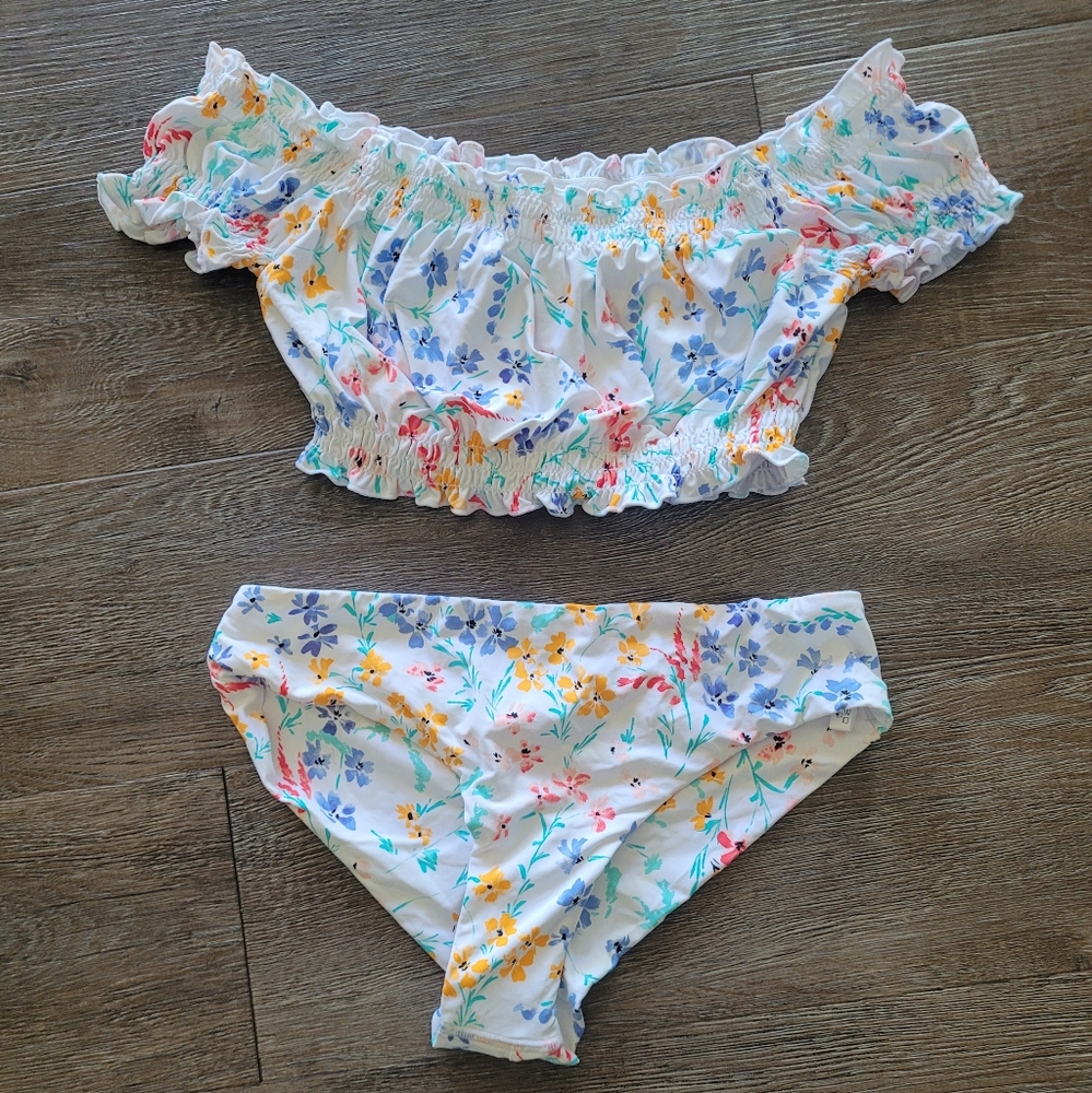 NWOT Floral Off-Shoulder Bikini Set - Ruffle Top Size Medium, Bottoms Size Small